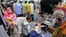 Harga jual baju gamis yang dipasarkan di Pasar Tasik, Tanah Abang, Jakarta bervariasi, dari puluhan hingga ratusan ribu rupiah. (Liputan6.com/Angga Yuniar)