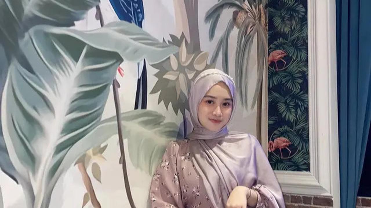 6 Inspirasi Model Gamis ala Khansa Mariska Istri Gus Azmi, Tampil Syar'i tapi Tetap Kekinian