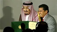 Raja Salman bin Abdulaziz dari Arab Saudi menyerahkan penghargaan King Faisal Awards 2018 kepada Profesor Irwandi Jaswir dari Indonesia (sumber: KBRI Riyadh)