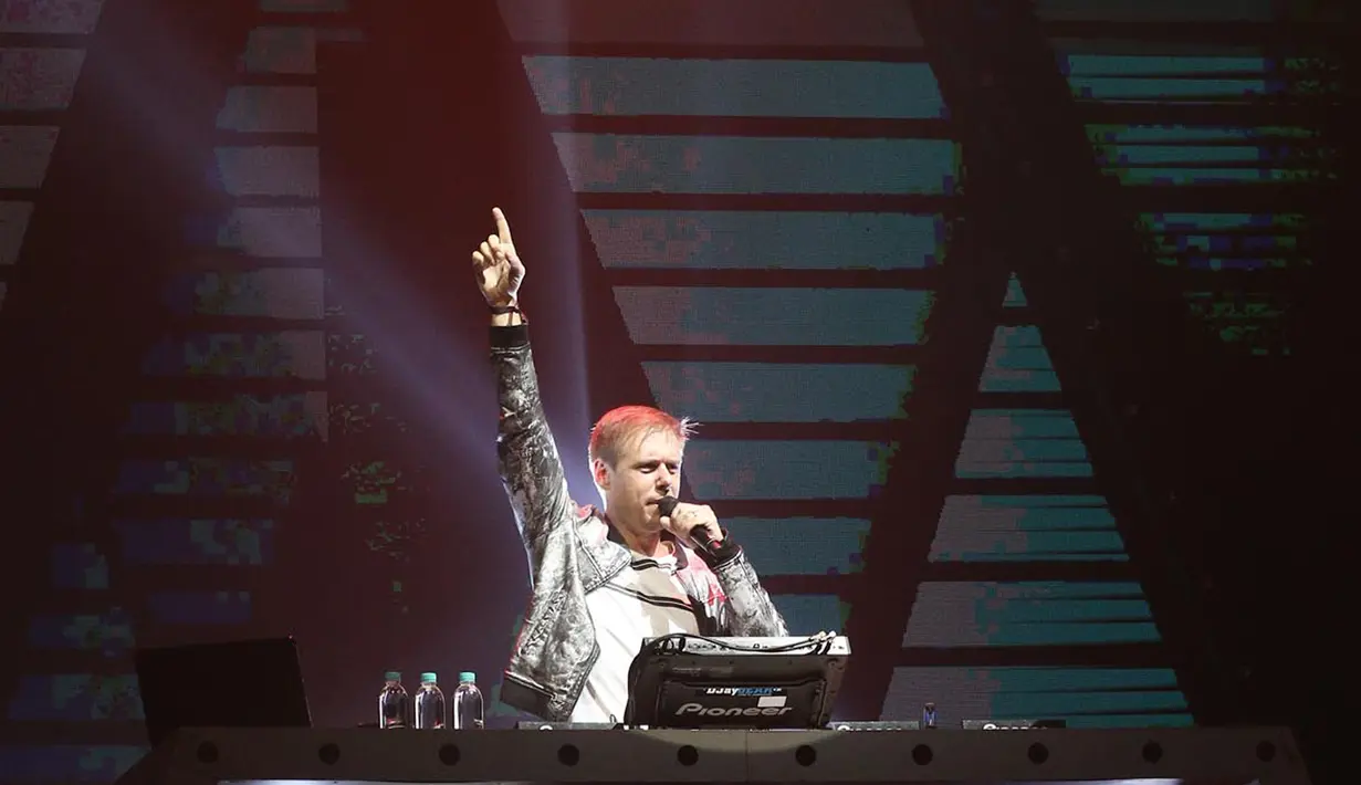 Penampilan DJ Armin Van Buuren dalam konser bertajuk 'Armin Only Embrace World Tour', di JIExpo Kemayoran, Jakarta, Jumat (31/3). (Liputan6.com / Herman Zakharia)