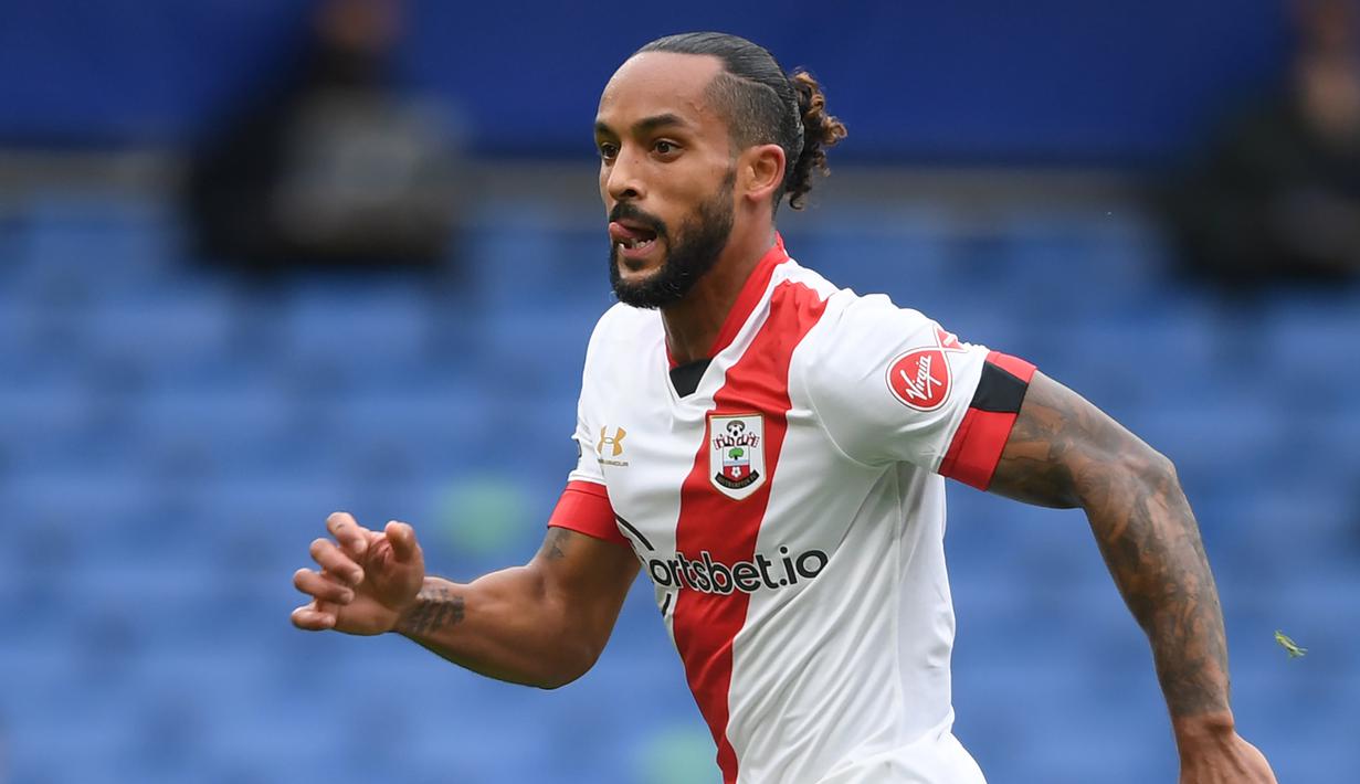 2. Theo Walcott (Menulis Buku Anak) - Sejak kecil penyerang Southampton ini memiliki hobi membaca buku cerita anak-anak. Hobi masa kecilnya itu pun membuat Walcott saat ini telah menulis empat buku cerita anak-anak. (AFP/Mike Hewitt/pool)