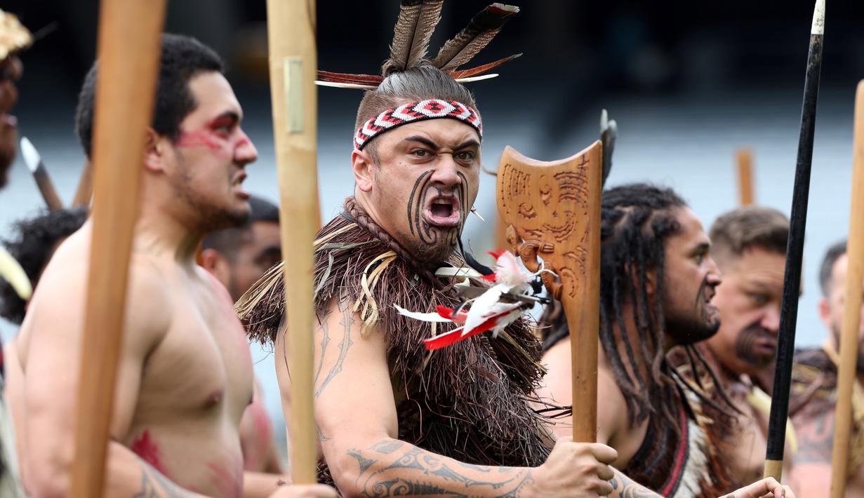 Tarian suku Maori "Haka" dipentaskan sebagai penghormatan meninggalnya legenda rugby Selandia Baru, Jonah Lomu, di Auckland, Selandia Baru, (30/11/2015). (AFP/Michael Bradley)