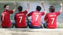 Sejumlah pendukung Portugal bersantai sambil menunggu laga final di sekitar Stade de France, Saint Denis, Prancis, Minggu (10/7/2016). (Bola.com/Vitalis Yogi Trisna)