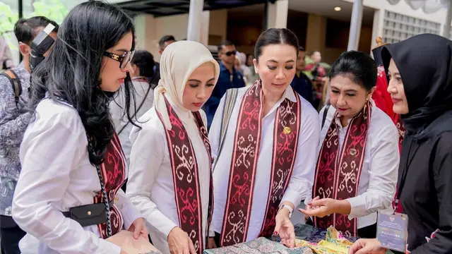 OOTD Kece Annisa Pohan Kunjungan Kerja ke Kalimantan Timur, Kenakan Wastra dengan Kacamata Rp8jutaan dan Dompet Belt Hermes