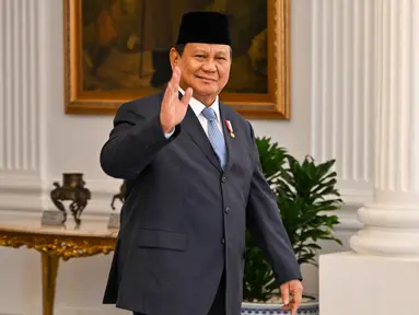 Presiden Prabowo Subianto menyapa para jurnalis sebelum menerima tamu kenegaraannya di Istana Kepresidenan Republik Indonesia, Jakarta pada Senin 21 Oktober 2024. (BAY ISMOYO/AFP)