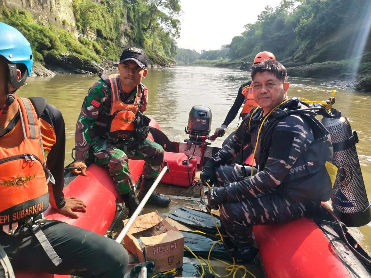 FOTO: TNI AL Evakuasi Dua Korban Tenggelam di Sungai Cisanggarung Cirebon