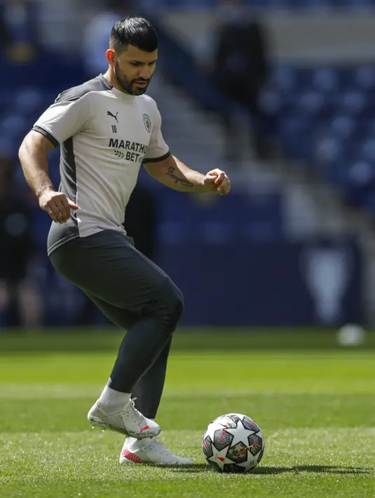 Penyerang Manchester City, Sergio Aguero menggiring bola saat sesi latihan di stadion Dragao di Porto, Portugal, Jumat (28/5/2021). Manchester City akan bertanding melawan Chelsea pada babak final Liga Champions pada Sabtu malam atau Minggu (30/5/2021) dini hari. (AP Photo/Manu Fernandez)