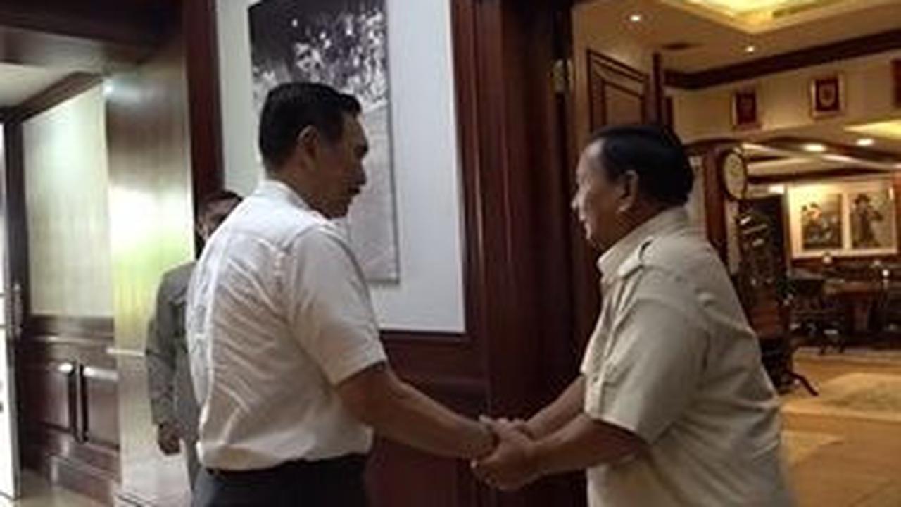 Luhut yang datang menggunakan setelan kemeja putih dan celana hitam itu disambut langsung oleh Prabowo di depan pintu.