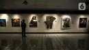 Pengunjung mengamati lukisan yang ditampilkan dalam pameran bertajuk "Hai, Kamu!" di Balai Budaya, Jakarta, Kamis (4/11/2021). Pameran untuk mengenang penyair WS Rendra (1935-2009) ini menampilkan 19 karya dari 15 pelukis yang terinspirasi dari karya puisi WS Rendra. (Liputan6.com/Faizal Fanani)