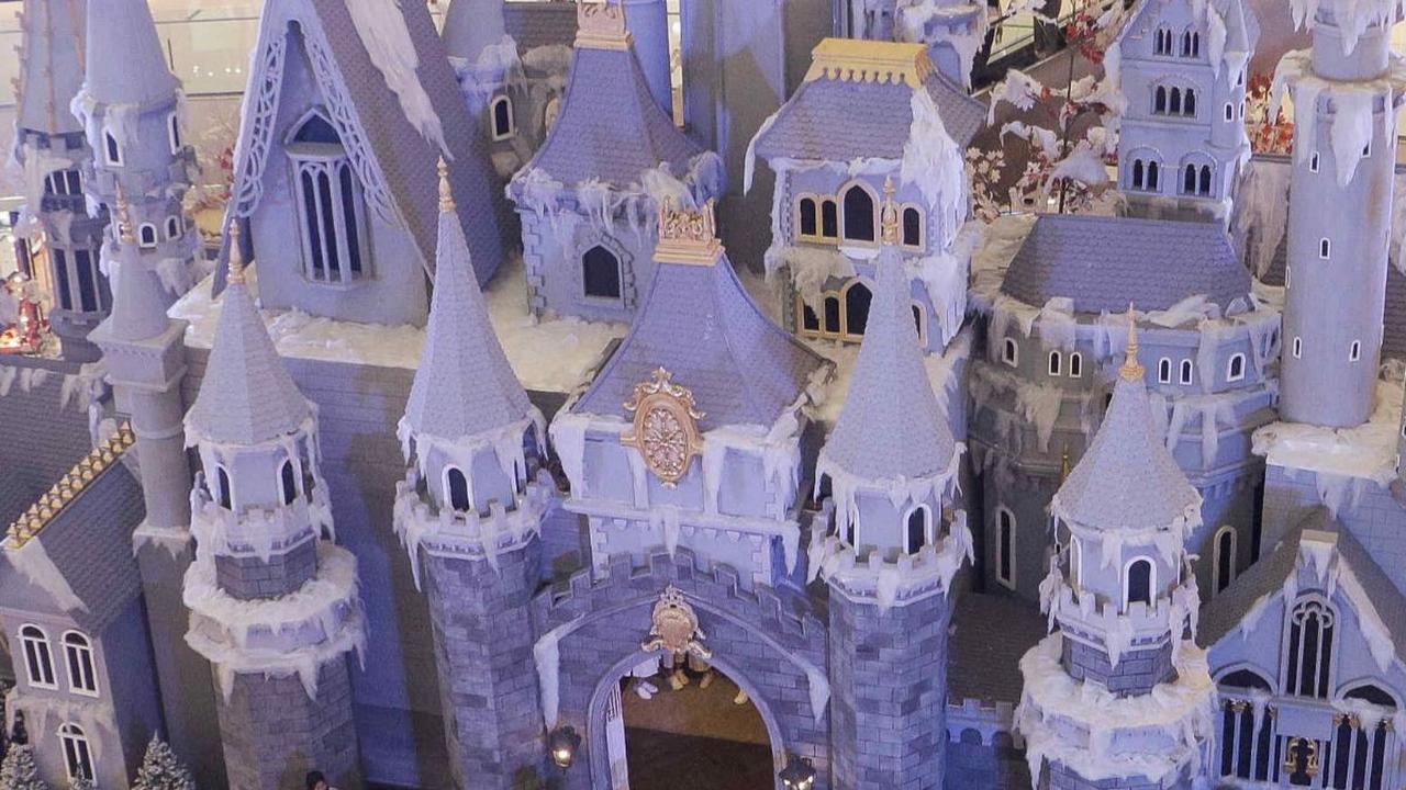 FOTO: Kastil Megah Setinggi 16 Meter Semarakkan Perayaan Natal di Senayan City