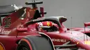 Kini Leclerc berada di posisi ketiga dengan raihan 116 poin. Pebalap Spanyol tersebut terpaut 34 poin dari sang pimpinan klasemen, Max Verstappen. (AP/Sergei Grits)