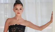 Selena Gomez memukau dengan lace hitam bernuansa couture. Meski belum terlihat di lokasi acara pada foto-foto paparazzi, Selena Gomez sempat membagikan penampilannya sebelum menghadiri pesta. Ia mengenakan gaun strapless hitam dari Oscar de la Renta Fall 2026 yang dihiasi botanical guipure lace transparan dan embroidery fringes. Siluetnya yang dramatis membuat penampilan Selena terasa seperti couture look yang pantas tampil di karpet merah.