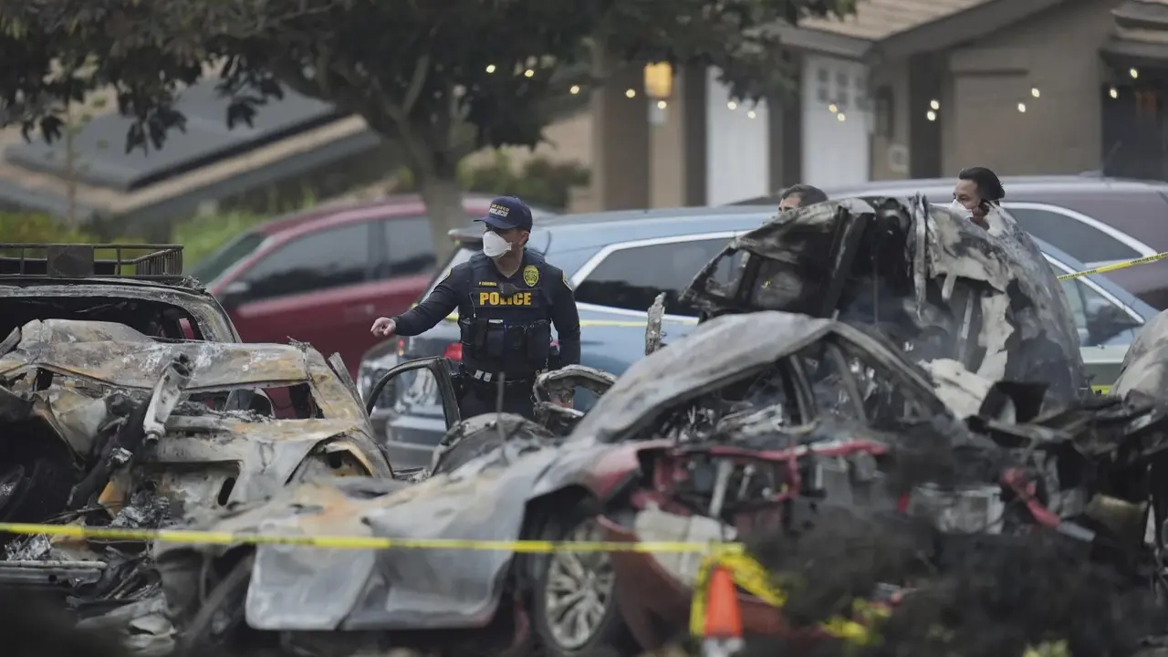 Pihak berwenang memeriksa lokasi pesawat jatuh di kawasan permukiman San Diego, AS yang menyebabkan beberapa rumah terbakar Kamis dini hari, 22 Mei 2025. (AP/Gregory Bull)