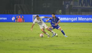 Bek Persib Bandung, Frans Putros, berduel melawan Pablo Ganet dari Persita Tangerang di Stadion Gelora Bandung Lautan Api, Minggu (23/2/2026). (Bola.com/Erwin Snaz)