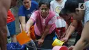 Warga mengisi air bersih ke dalam jeriken dan ember di kawasan Cipayung, Jakarta Timur, Rabu (20/11/2019). Hingga kini masyarakat terdampak masih mengandalkan bantuan pasokan air bersih yang disediakan Pemprov DKI Jakarta. (Liputan6.com/Immanuel Antonius)