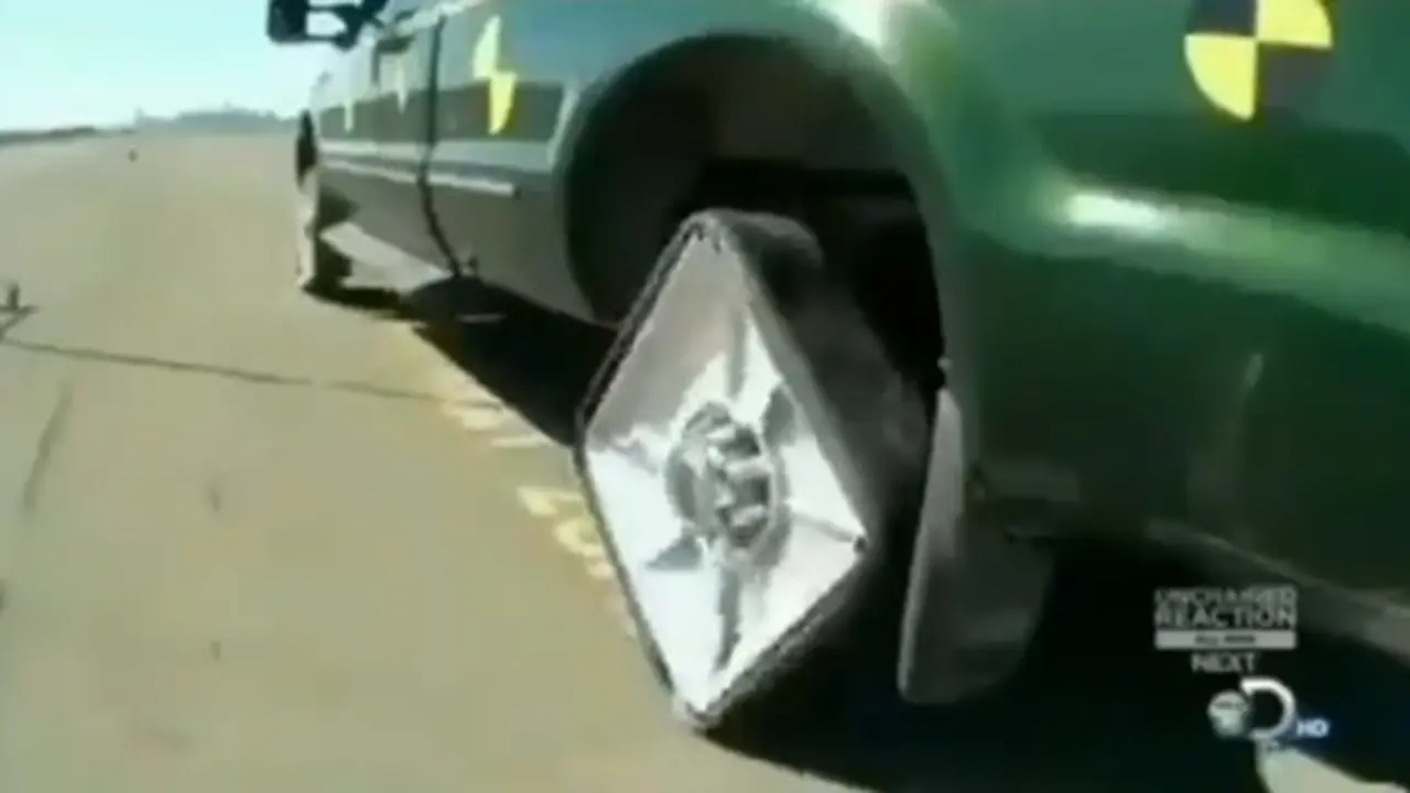 Video Mobil Bisa Jalan Pakai Ban Kotak Ini Curi Perhatian Netizen