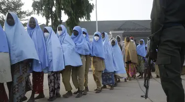 Sejumlah siswa yang diculik oleh kelompok bersenjata dari Sekolah Menengah Putri Pemerintah, di Jangebe, pekan lalu setelah pertemuan pembebasan mereka dengan Gubernur negara bagian Bello Matawalle, di Gusau, Nigeria utara, Selasa (2/3/2021). (AP Photo / Sunday Alamba)