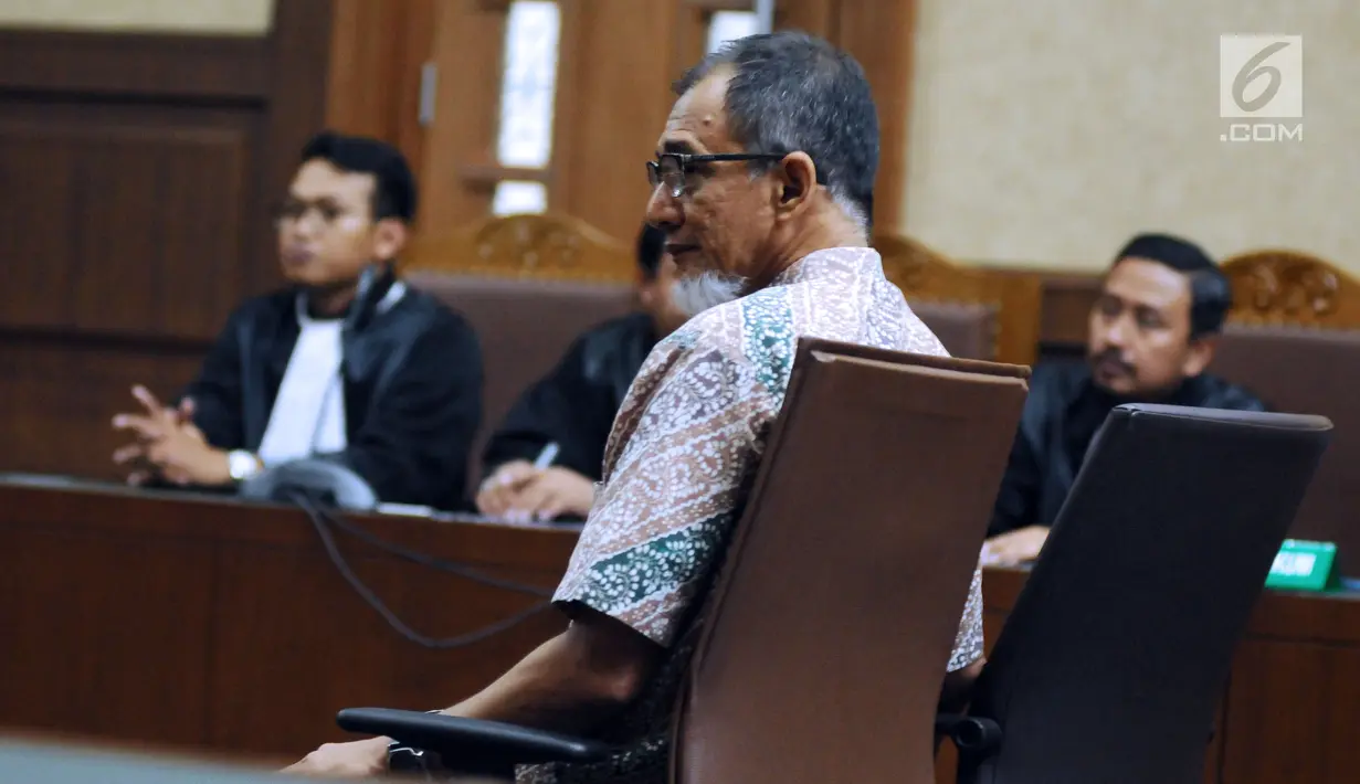 Tersangka dugaan suap pengadaan monitor satelit Bakamla, Nofel Hasan saat mengikuti sidang perdana di Pengadilan Tipikor, Jakarta, Rabu (3/1). Dalam kasus tersebut, Nofel diduga menerima suap sebesar SGD 104.500. (Liputan6.com/Helmi Fithriansyah)