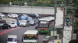Sejumlah kendaraan melintas di bawah JPO Bundaran HI yang sedang adalam tahap penyelesaian, Jakarta, Selasa (26/8/14). (Liputan6.com/Faizal Fanani)