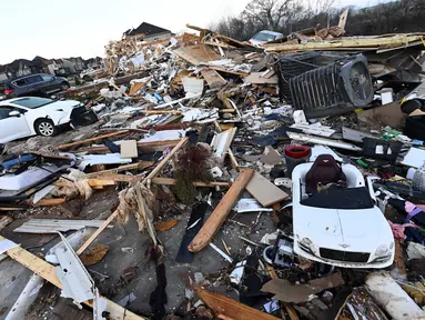 Puing-puing menutupi area di sekitar rumah-rumah yang hancur setelah badai hebat dan tornado di lingkungan West Creek Farms, Clarksville, Tennessee, Minggu (10/12/2023). (AP Photo/Mark Zaleski)