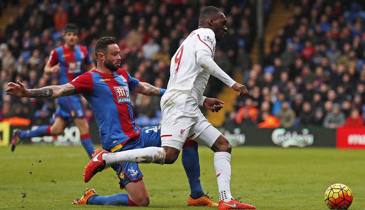 3. Striker Liverpool, Christian Benteke, berusaha melewati pemain Crystal Palace, Damien Delaney, pada laga Liga Premier Inggris di Stadion Selhurst Park, Minggu (6/3/2016). Crystal Palace takluk 1-2 dari Liverpool. (Reuters/Eddie Keogh)