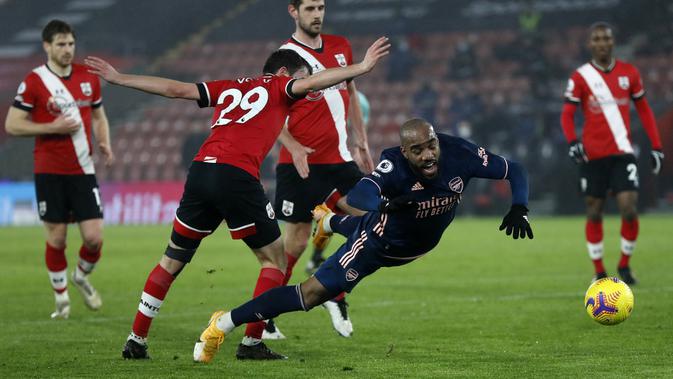 Alexandre Lacazette dari Arsenal terjatuh pada pertandingan Liga Inggris lawan Southampton dan Arsenal di stadion St Mary di Southampton, Inggris, Selasa 26 Januari 2021. (AP Photo / Frank Augstein, Pool)