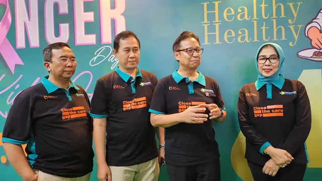 Menkes Budi dalam kunjungan ke Rumah Sakit Kanker Dharmais, Jakarta, Jumat (16/2/2024) menyampaikan laporan petugas KPPS yang meninggal dalam Pemilu 2024. (Foto: Ade Nasihudin)