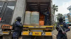 Petugas Direktorat Jenderal Bea dan Cukai (DJBC) Kementerian Keuangan menunjukkan barang bukti pakaian bekas selundupan di Jakarta, Rabu (11/3/2020). DJBC menyita 874 ballpress pakaian bekas yang diangkut delapan truk tronton. (merdeka.com/Imam Buhori)