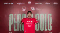 Persis Solo resmi mendatangkan mantan bek Timnas Indonesia U-22, Samuel Christianson. Pemain berusia 23 tahun ini punya ambisi besar membawa Laskar Sambernyawa menjuarai Liga 1 2023/2024. (Bola.com/Dok Persis Solo)