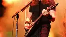 Gitaris sekaligus vokalis Megadeth, Mustaine saat menyanyikan sebuah lagu selama Jogjarockarta 2018 di Stadion Kridosono, Yogyakarta (27/10). Megadeth menggebrak dengan lagu pembuka "Hangar 18". (Fimela.Com/Bambang E.Ros)