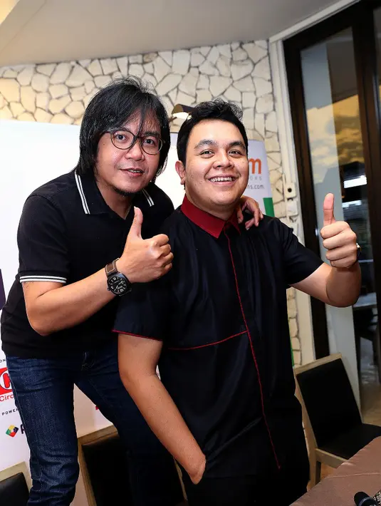  Tulus dan Ari Lasso dalam konser "Dua Ruang", konser itu akan mengemas aliran dua genre pop rock dan pop jazz dalam satu panggung. (Wimbarsana Kewas/Bintang.com)