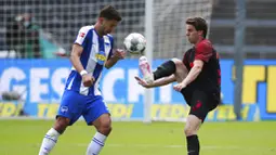 Pemain Hertha Berlin, Marko Grujic, berebut bola dengan pemain Augsburg, Raphael Framberger, pada laga Bundesliga di Olympiastadion, Sabtu (30/5/2020). Hertha Berlin menang 2-0 atas Augsburg. (AP/Hannibal Hanschke)