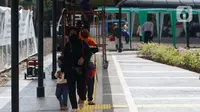 Warga berjalan di trotoar Stasiun Tanah Abang, Jakarta Pusat, Jumat (5/6/2020). Selain jalur khusus angkutan umum, fasilitas untuk pejalan kaki di Stasiun Tanah Abang juga diperbarui agar penumpang lebih aman dan nyaman. (Liputan6.com/Johan Tallo)