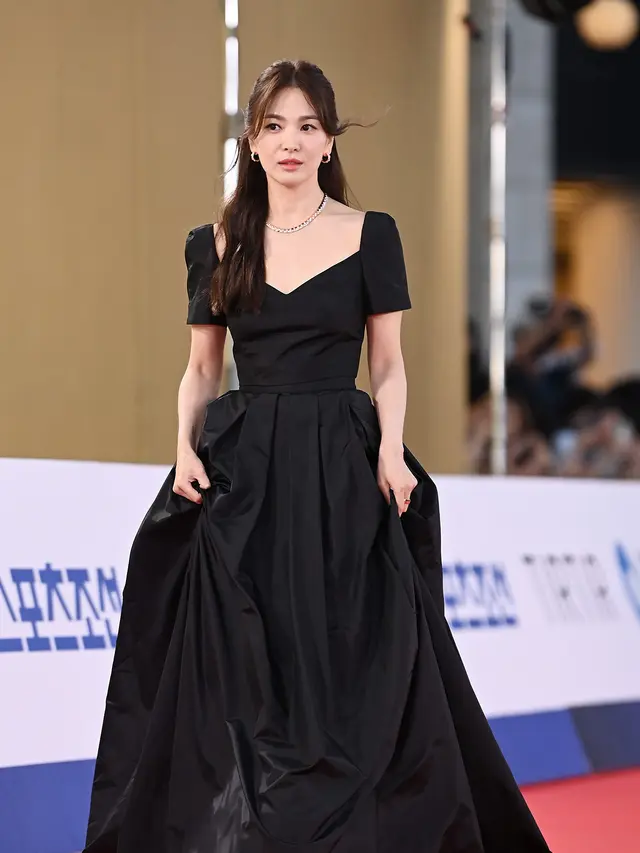 6 Potret Terbaru Song Hye Kyo, Aktris Peraih Daesang di Blue Dragon Series Awards 2023