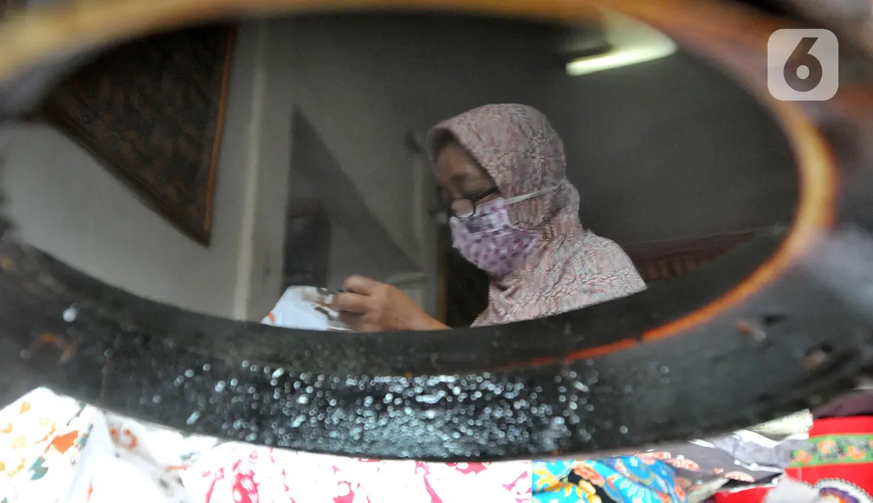 Warga menyelesaikan pembuatan batik di sentra batik Depok Tradjumas, Kamis (24/2/2022). Produksi Batik Depok kembali menggeliat setelah diberlakukannya pembelajaran tatap muka (PTM) Kota Depok di mana murid SD dan SMP menggunakan seragam batik produksi mereka. (merdeka.com/Arie Basuki)
