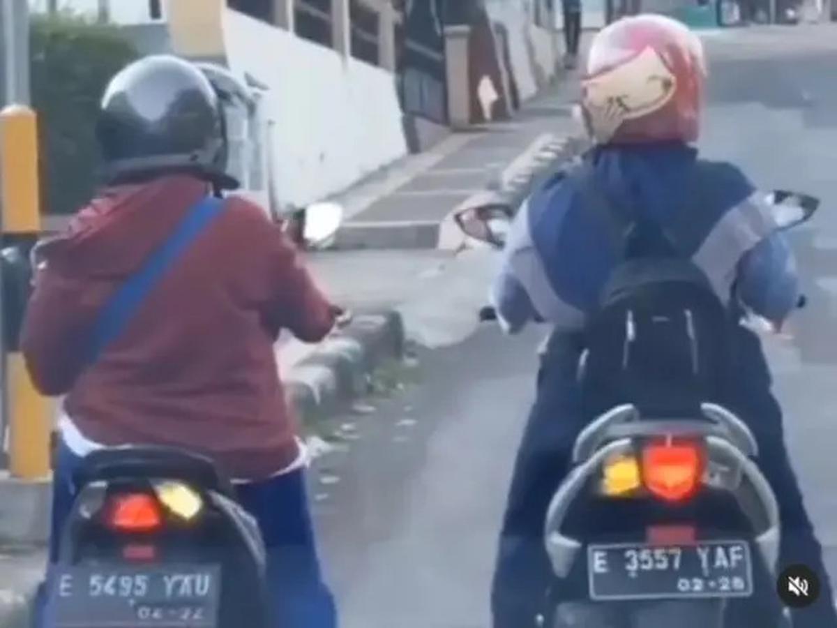 6 Potret Emak-Emak Belok Tak Sesuai Lampu Sein Ini Bikin Tepuk Jidat