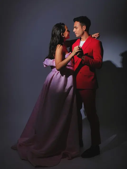 Laura Theux mengenakan gaun strapless maxi berbahan katun dengan pita manis di bagian tengah. [@laura_theux]