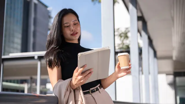 wanita juli tegar seperti batu karang