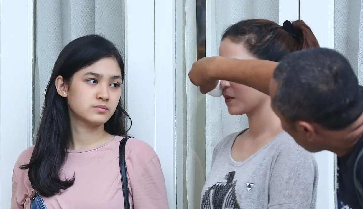 Cuaca yang tidak menentu, para pemeran harus pintar-pintar dalam menjaga kesehatannya. Begitu juga yang dirasakan oleh Cut Syifa. Ia memiliki cara sendiri agar badannya tidak drop atau mudah sakit. (Bambang E. Ros/Bintang.com)