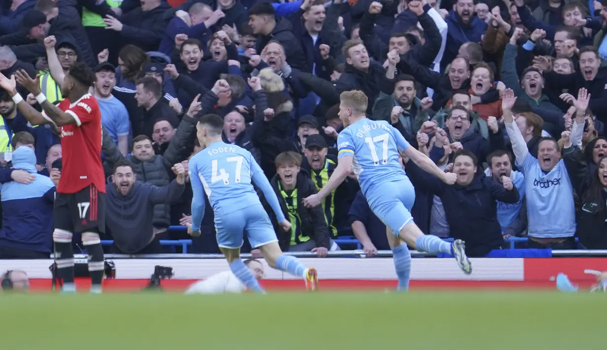 Manchester City unggul cepat 1-0 di menit ke-5. Gol dicetak Kevin De Bruyne melalui tembakan mendatar ke sudut kanan gawang David De Gea usai memanfaatkan umpan silang mendatar Bernardo Silva. (AP/Jon Super)