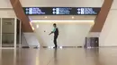 Petugasmembersihkan lantai di Bandara Husein Sastranegara, Bandung, Jawa Barat, Jumat (7/8/2025).  (Istimewa)