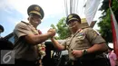 Pejabat baru Kapolda DIY Brigjen Pol. Prasta Wahyu Hidayat (kanan) berjabat tangan dengan Brigjen Pol. Erwin Triwanto usai mengikuti upacara sertijab di Malpolda DIY, Yogyakarta, Jumat (22/4). (Liputan6.com/Boy Harjanto)