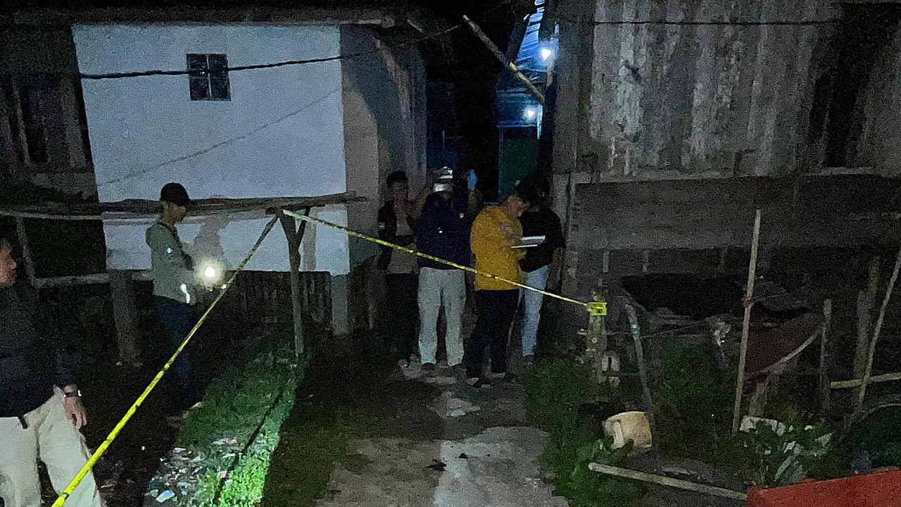 Polisi memasang garis polisi di lokasi kejadian dugaan petani jadi korban penembakan senjata api oleh tetangganya di Mesuji, Lampung.
