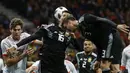 Duel pemain Argentina, Marcos Rojo (tengah) dan pemain Spanyol, Marcos Alonso pada laga uji coba di Wanda Metropolitano stadium, Madrid, (27/3/2018). Spanyol menang telak 6-1 atas Argentina. (AP/Francisco Seco)