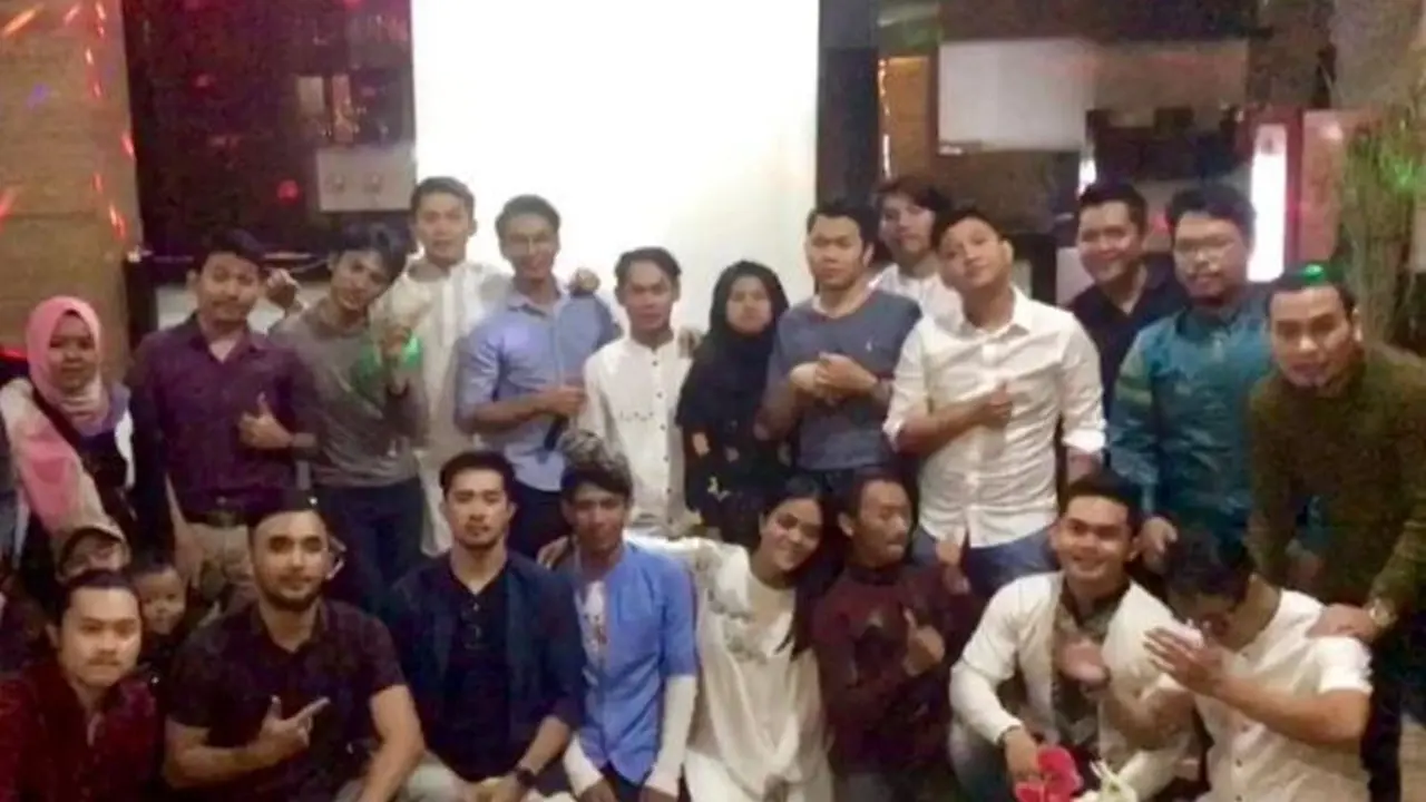 Keseruan Personel Kamar Bujang Buka Puasa Bareng Penggemar Islami