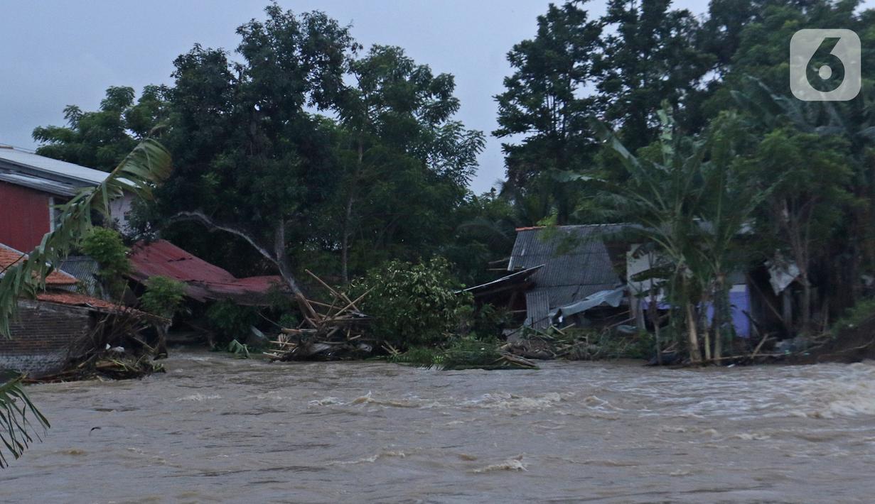 Suasana banjir akibat tanggul jebol di Desa Sumberurip Pebayuran, Kabupaten Bekasi, Jawa Barat, Senin (22/2/2021). Banjir akibat luapan sungai Citarum mengakibatkan 5 Desa terisolir selama tiga hari akibat tanggul sungai Citarum jebol. (Liputan6.com/Herman Zakharia)