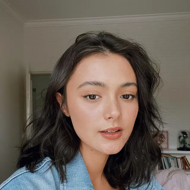Disebut Netizen Mirip, Ini 6 Pesona Amanda Rawles dan Mendiang Laura Anna
