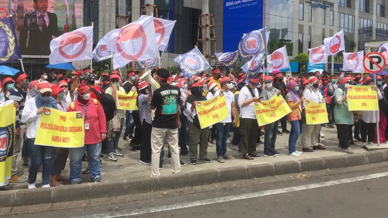 Pekerja Citibank menggelar demonstrasi di kawasan Bursa Efek Indonesia, SCBD, Jakarta, Rabu (20/4/2022).