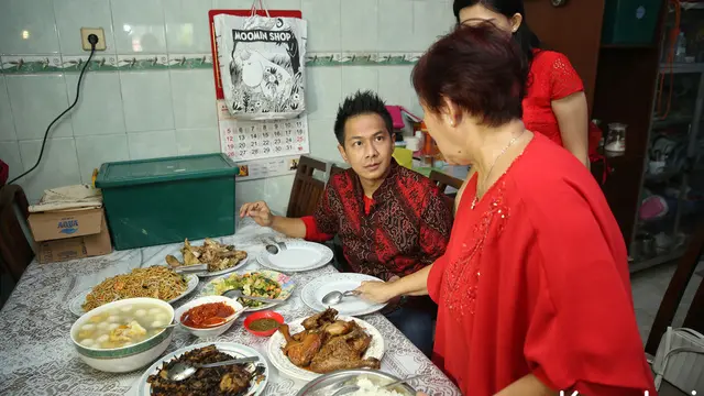 Setiap perayaan Imlek, penyanyi Delon Thamrin meluangkan waktu untuk mengunjungi ibunya (Kapanlagi/ Budy Santoso)
