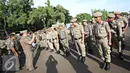 Petugas Satpol PP mengikuti apel gabungan di Monas, Jakarta, Kamis (31/12). Sebanyak 1300 personel gabungan yang terdiri dari polisi, TNI, Pol PP, dan Pramuka dikerahkan untuk mengamankan perayaan malam tahun baru. (Liputan6.com/Immanuel Antonius)